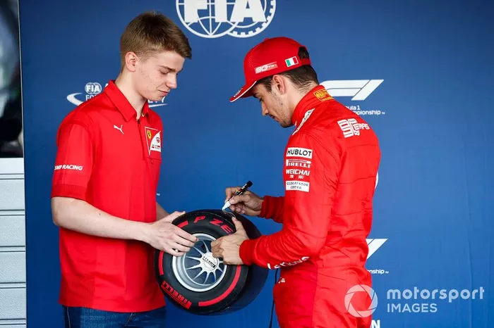 Charles Leclerc, Ferrari, festeggia la pole position, e riceve il trofeo Pirelli pole da Robert Shwartzman, PREMA Racing 