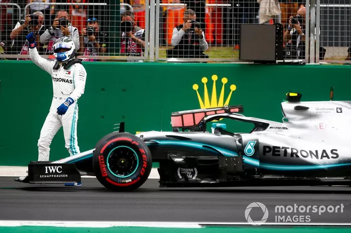 Ganador de la pole Valtteri Bottas, Mercedes AMG F1 celebra en Parc Ferme 
