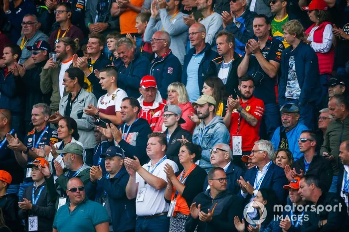 La multitud honra el recuerdo de Anthoine Hubert de la F2 con una ovación de pie