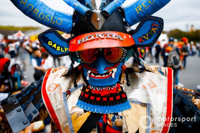 Un fan de Toro Rosso curiosamente vestido