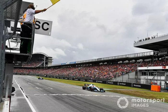 Robert Kubica, Williams FW42, pasa una bandera amarilla