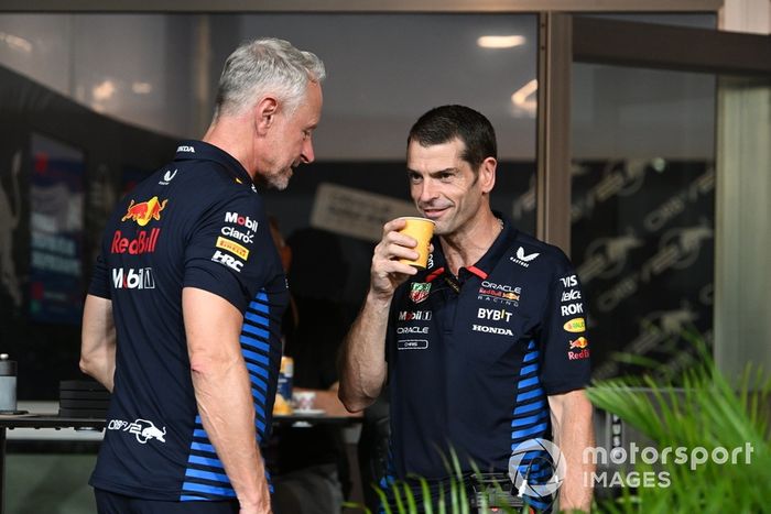 Jonathan Wheatley, director de equipo de Red Bull Racing, con un compañero de equipo