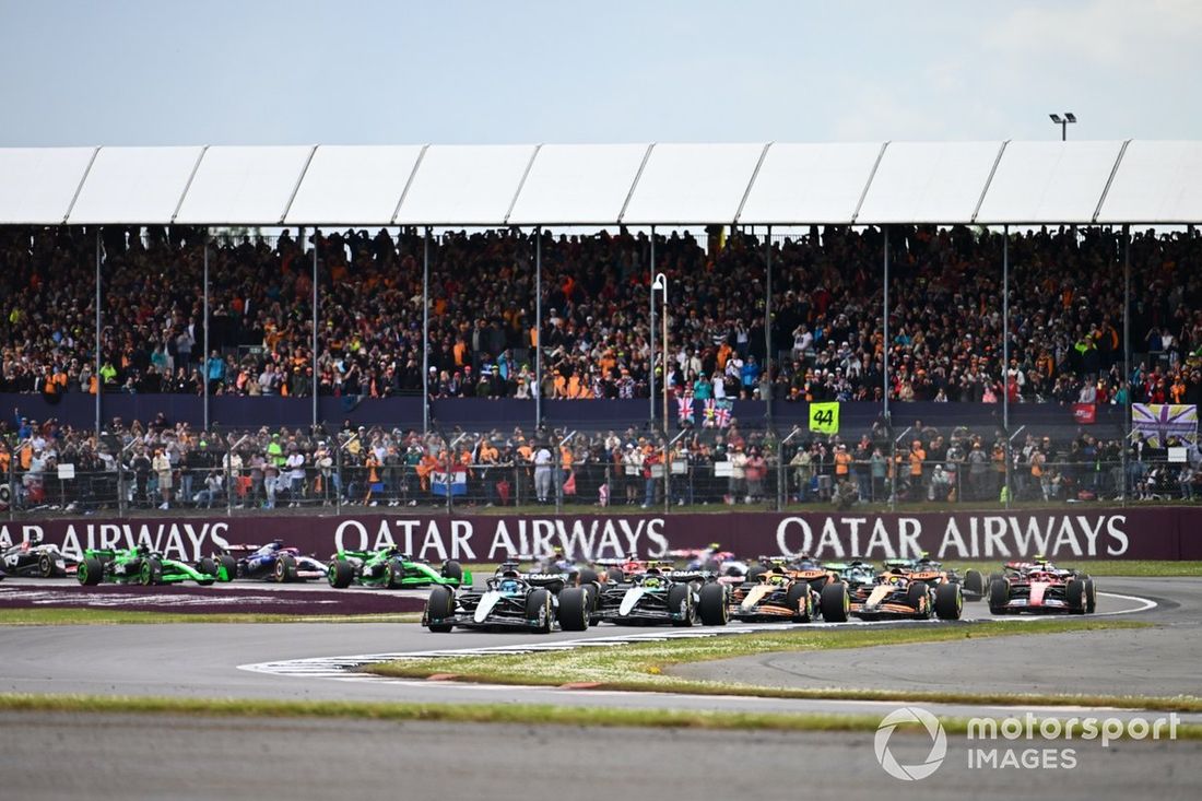 George Russell, Mercedes F1 W15, Lewis Hamilton, Mercedes F1 W15, Lando Norris, McLaren MCL38, el resto de la parrilla en la salida.