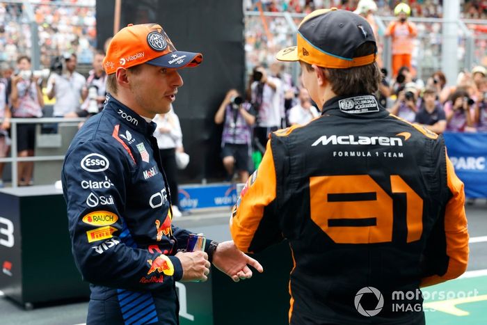 Max Verstappen, Red Bull Racing, con Oscar Piastri, McLaren F1 Team, en el Parc Ferme tras la clasificación.