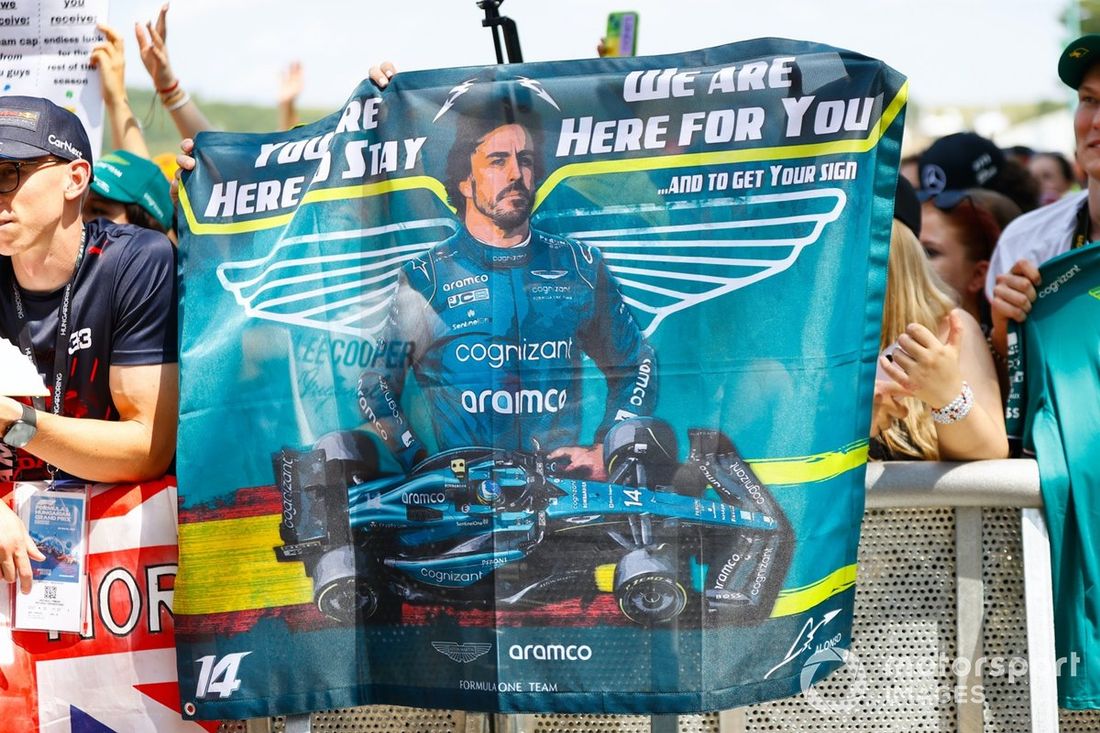 Los aficionados muestran una pancarta en apoyo de Fernando Alonso, Aston Martin F1 Team