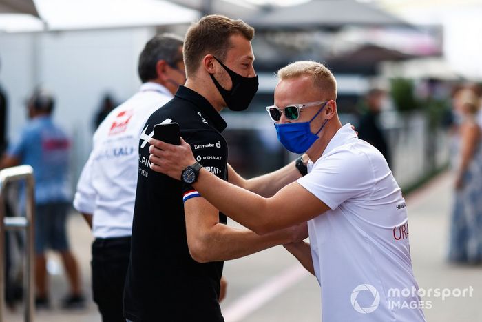 Daniil Kvyat, piloto reserva de Alpine F1, con Nikita Mazepin, Haas F1