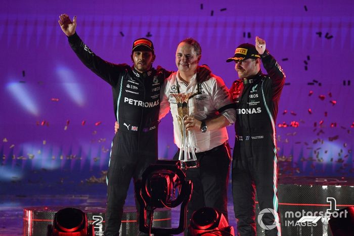 Podio: ganador Lewis Hamilton, Mercedes, Ron Meadows, director deportivo de Mercedes AMG, y tercer lugar Valtteri Bottas, Mercedes