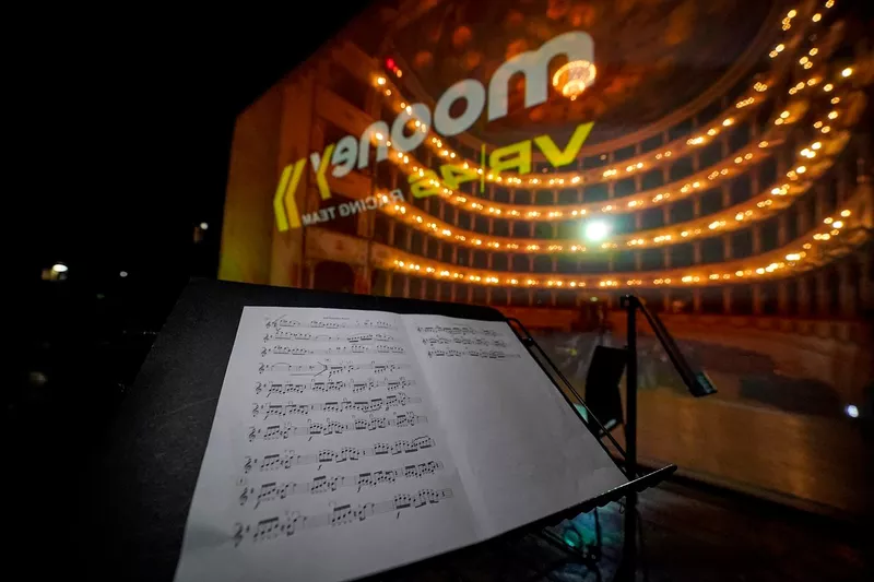 La cérémonie de VR46 au théâtre Rossini de Pesaro