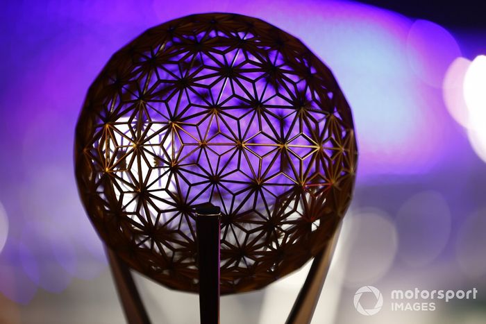 Un trofeo presentado al campeón de 2021 Max Verstappen, Red Bull Racing por Honda