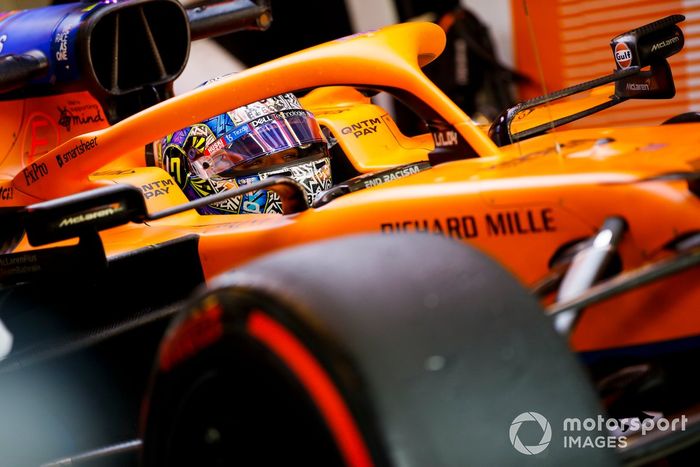 Lando Norris, McLaren MCL35M adaptado (muleto) con los Pirelli de 18 pulgadas 