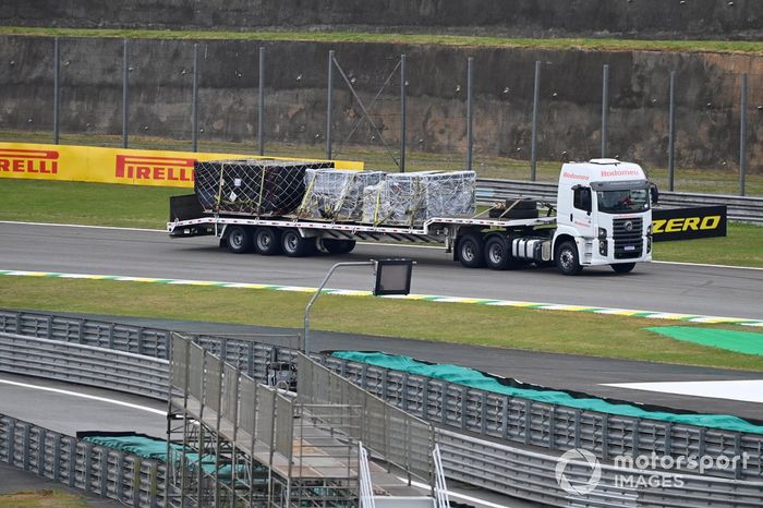 Camiones entregan el equipo en la pista