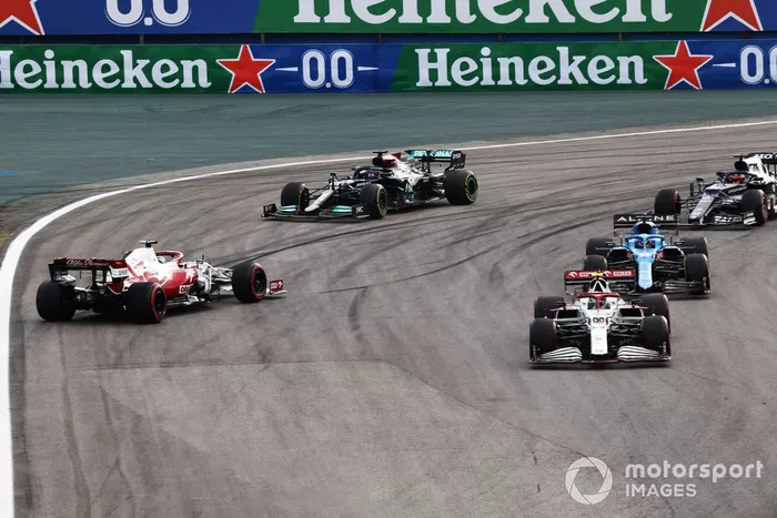 Kimi Raikkonen, Alfa Romeo Racing C41, hace un trompo mientras Antonio Giovinazzi, Alfa Romeo Racing C41, Fernando Alonso, Alpine A521, Lewis Hamilton, Mercedes W12, y Yuki Tsunoda, AlphaTauri AT02