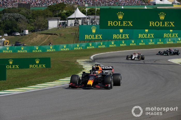 Max Verstappen, Red Bull Racing RB16B, Antonio Giovinazzi, Alfa Romeo Racing C41, y Lewis Hamilton, Mercedes W12