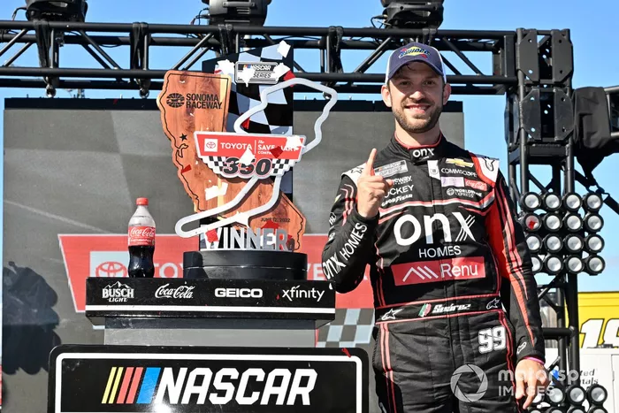 Daniel Suárez, TrackHouse Racing, Onx Homes / Renu Chevrolet Camaro celebra su victoria