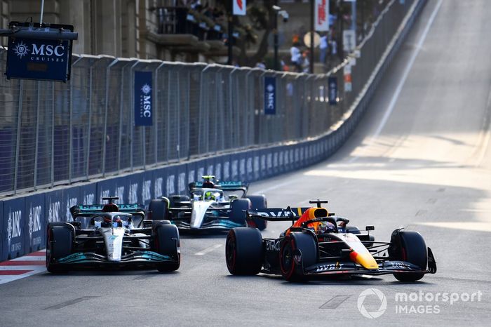 Max Verstappen, Red Bull Racing RB18, George Russell, Mercedes W13, Lewis Hamilton, Mercedes W13