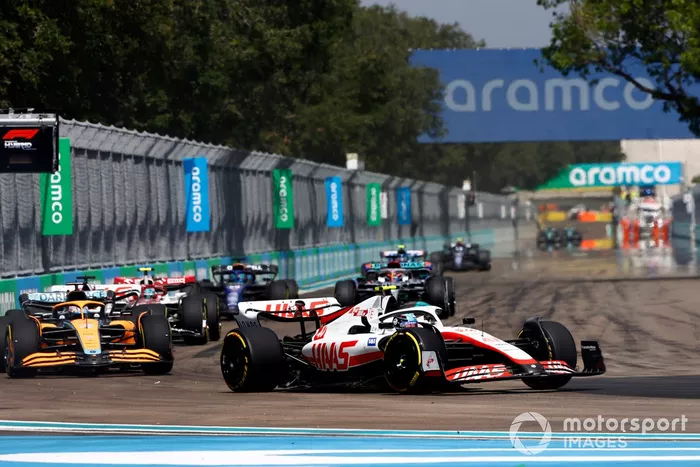 Mick Schumacher, Haas VF-22, Daniel Ricciardo, McLaren MCL36, Kevin Magnussen, Haas VF-22