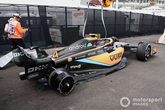 El coche dañado de Lando Norris, McLaren MCL36, tras su accidente