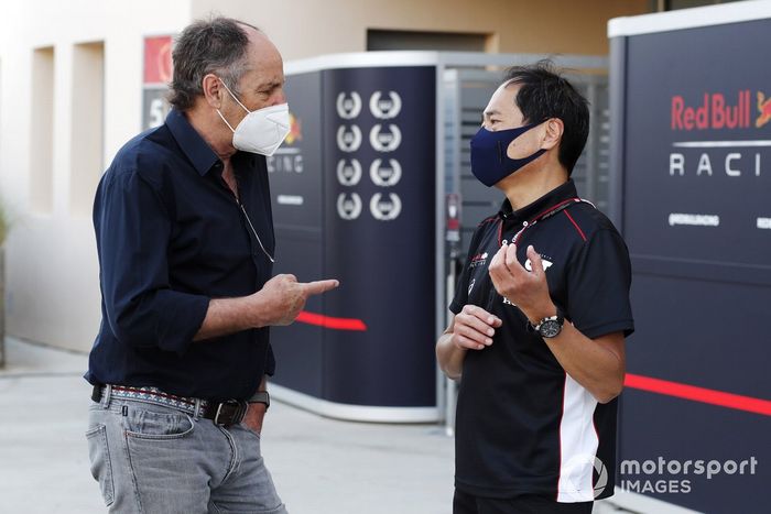 Gerhard Berger, chairman of ITR, chats with Toyoharu Tanabe, F1 Technical Director, Honda 