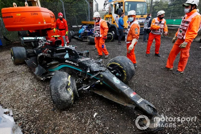 Monoplaza dañado de Valtteri Bottas, Mercedes W12 después del choque