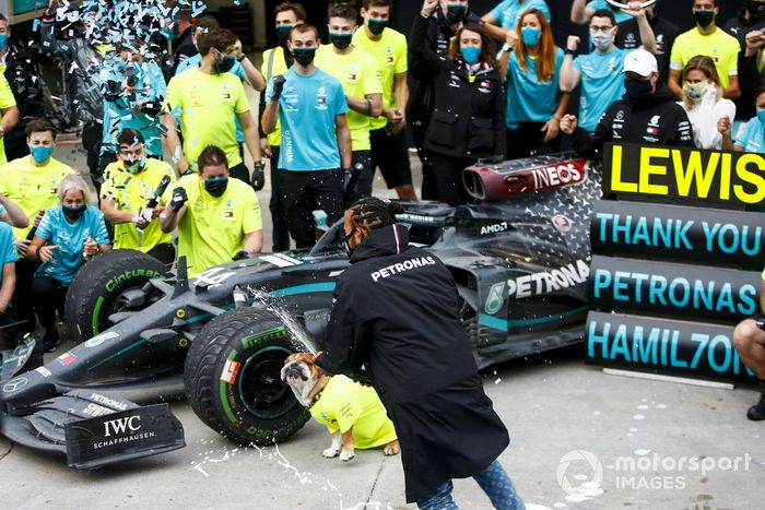 Lewis Hamilton, Mercedes-AMG F1 y el equipo de Mercedes celebran después de haber conseguido el séptimo título del campeonato mundial de pilotos