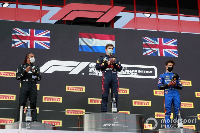 Podio: segundo lugar Lewis Hamilton, Mercedes, ganador  Max Verstappen, Red Bull Racing, y el tercer lugar Lando Norris, McLaren
