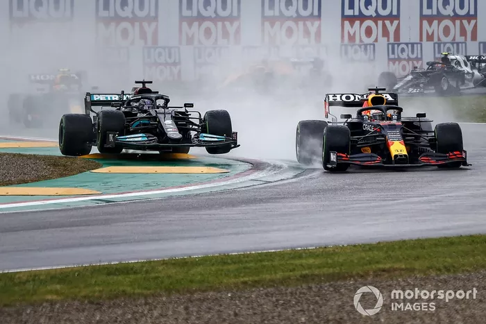 Max Verstappen, Red Bull Racing RB16B, Lewis Hamilton, Mercedes W12, alla partenza