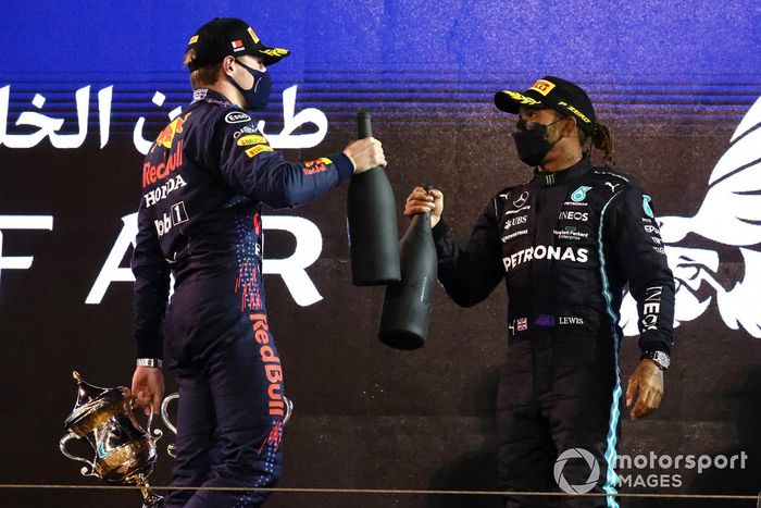 Podio: segundo lugar Max Verstappen, Red Bull Racing, ganador Lewis Hamilton, Mercedes