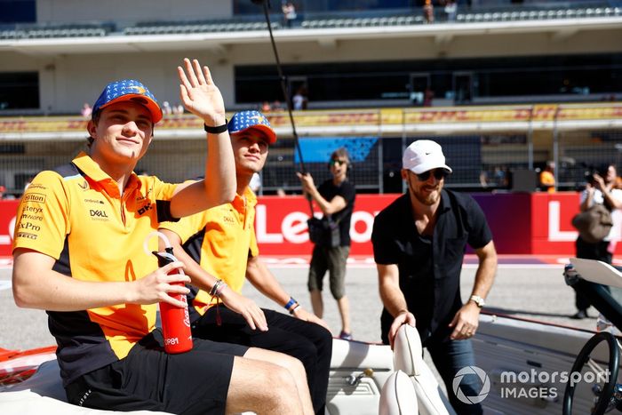 Oscar Piastri, McLaren Lando Norris, McLaren  en el desfile de pilotos