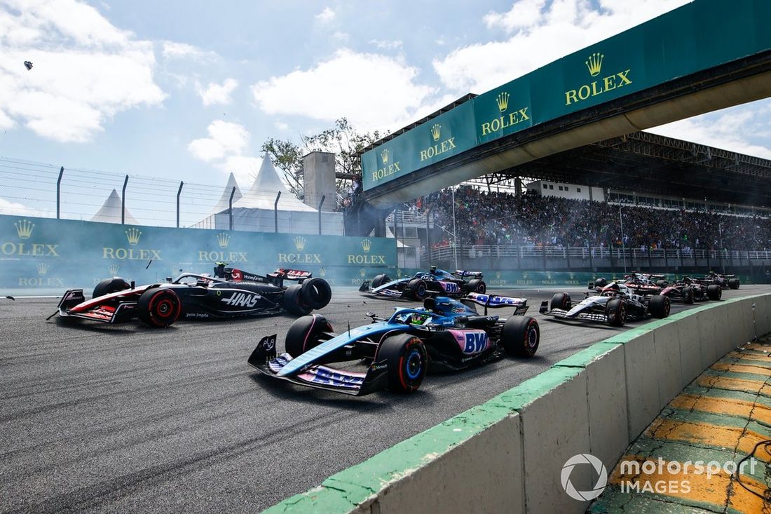 Un neumático del accidente entre Alex Albon, Williams FW45, Kevin Magnussen, Haas VF-23, rebota entre Esteban Ocon, Alpine A523, Nico Hulkenberg, Haas VF-23