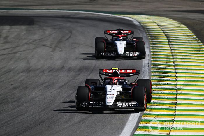 Yuki Tsunoda, AlphaTauri AT04, Daniel Ricciardo, AlphaTauri AT04