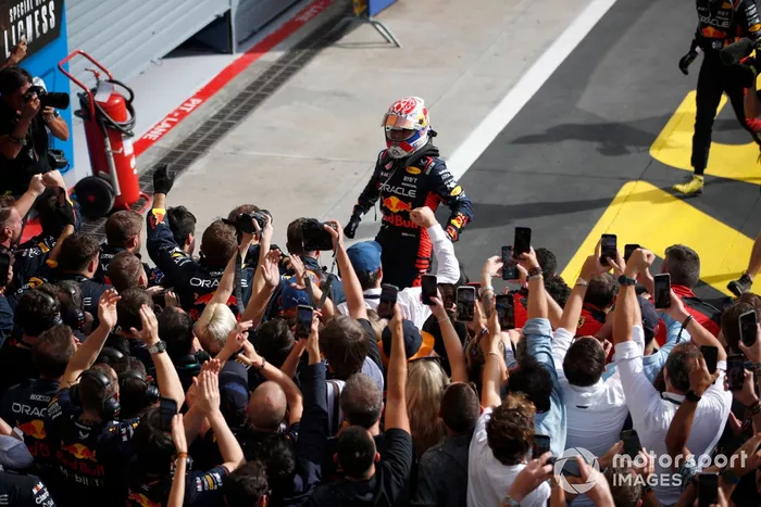 Max Verstappen, Red Bull Racing, 1ª posición, lo celebra con su equipo a su llegada al Parc Ferme