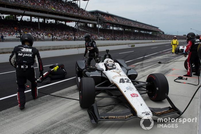 Jordan King, Rahal Letterman Lanigan Racing Honda, se desliza en el box, golpea un neumático y lesiona a un miembro del equipo