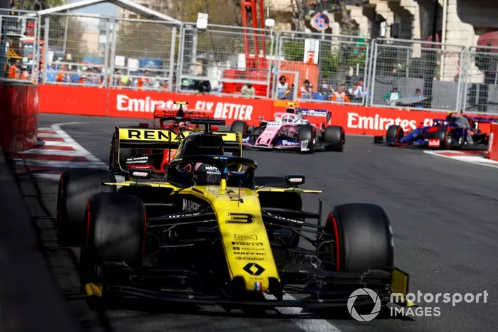 Daniel Ricciardo, Renault R.S.19, Charles Leclerc, Ferrari SF90, y Lance Stroll, Racing Point RP19