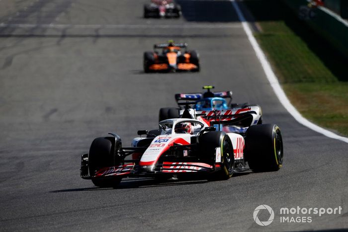 Kevin Magnussen, Haas VF-22, Esteban Ocon, Alpine A522, Lando Norris, McLaren MCL36