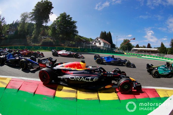 Max Verstappen, Red Bull Racing RB18, Nicholas Latifi, Williams FW44, Charles Leclerc, Ferrari F1-75, el resto en la salida