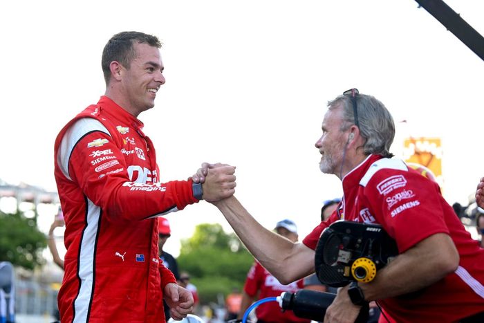 El ganador del premio NTT P1, Scott McLaughlin, del equipo Penske Chevrolet, celebra su pole position