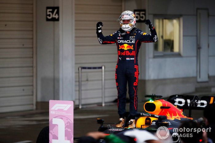 Max Verstappen, Red Bull Racing, 1ª posición, celebra en el Parc Ferme