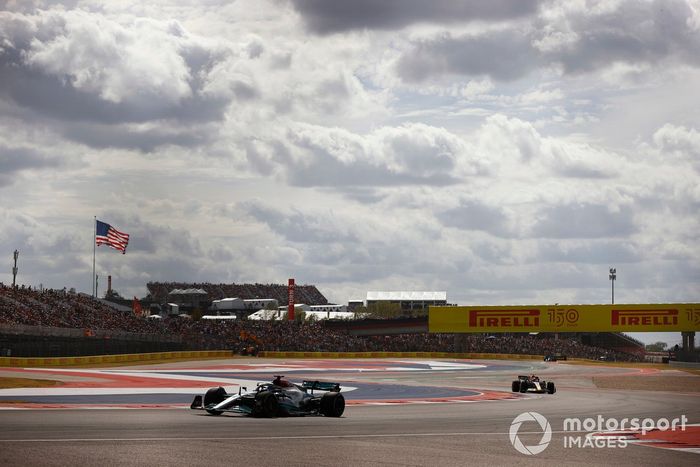 George Russell, Mercedes W13, Sergio Pérez, Red Bull Racing RB18