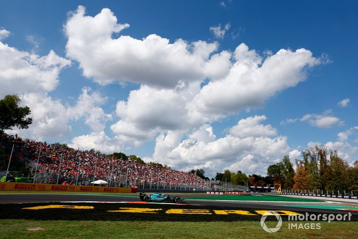 Nyck de Vries, Aston Martin AMR22