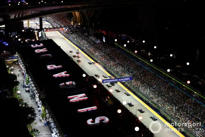 Sergio Pérez, Red Bull Racing RB18, Charles Leclerc, Ferrari F1-75, Carlos Sainz, Ferrari F1-75, Lewis Hamilton, Mercedes W13, el resto de la parrilla de salida