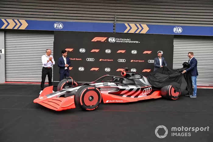 Stefano Domenicali, CEO de la Fórmula 1, Mohammed bin Sulayem, Presidente de la FIA, y el concept de Audi Sport F1