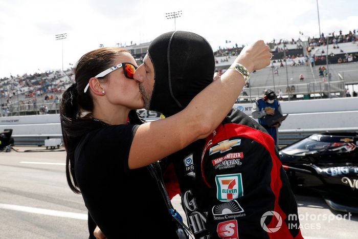 Tony Kanaan, A.J. Foyt Enterprises Chevrolet con su esposa Lauren