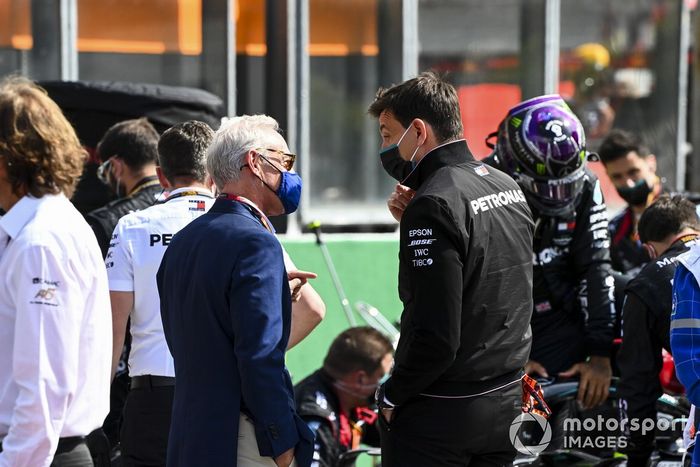 Greg Maffei, Liberty Media, habla con Toto Wolff, Director Ejecutivo, Mercedes AMG