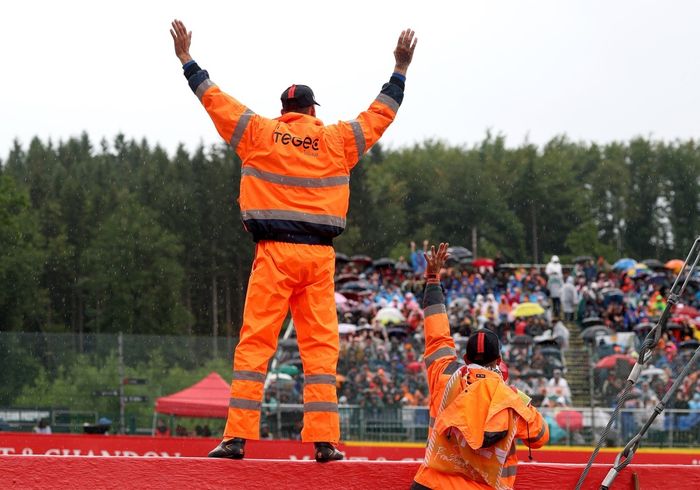 Los alguaciles saludan a los aficionados.