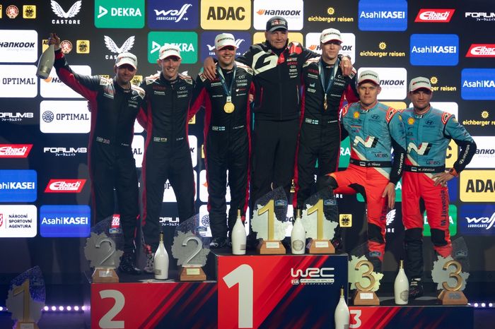 Подиум: победители Калле Рованперя, Йонне Халттунен, Toyota Gazoo Racing WRT Toyota GR Yaris Rally1, второе место Элфин Эванс, Скотт Мартин, Toyota Gazoo Racing WRT Toyota GR Yaris Rally1, третье место Отт Тянак, Мартин Ярвеоя, Hyundai World Rally Team Хён