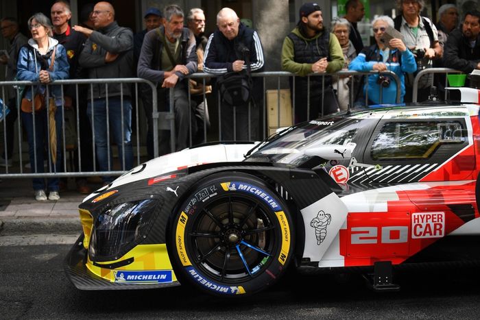 #20 BMW M Team WRT BMW M Hybrid V8