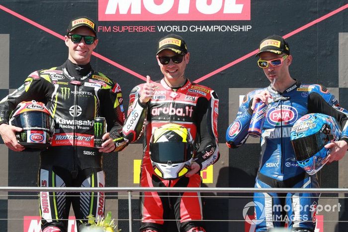 Segundo Jonathan Rea, Kawasaki Racing, ganador Alvaro Bautista, Aruba.it Racing-Ducati Team, tercero Marco Melandri, GRT Yamaha WorldSBK