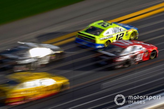 Ryan Blaney, Team Penske, Ford Mustang Menards/Peak y Daniel Suarez, Stewart-Haas Racing, Ford Mustang Haas Automation