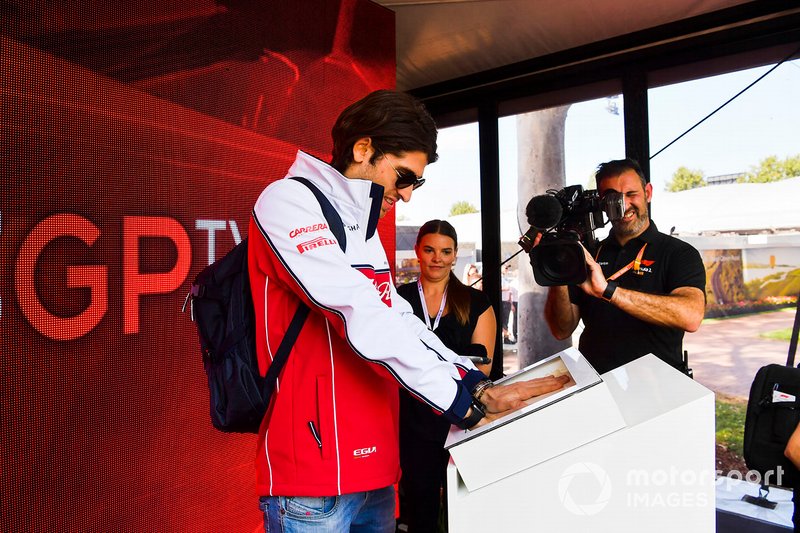Antonio Giovinazzi, Alfa Romeo Racing hand mould