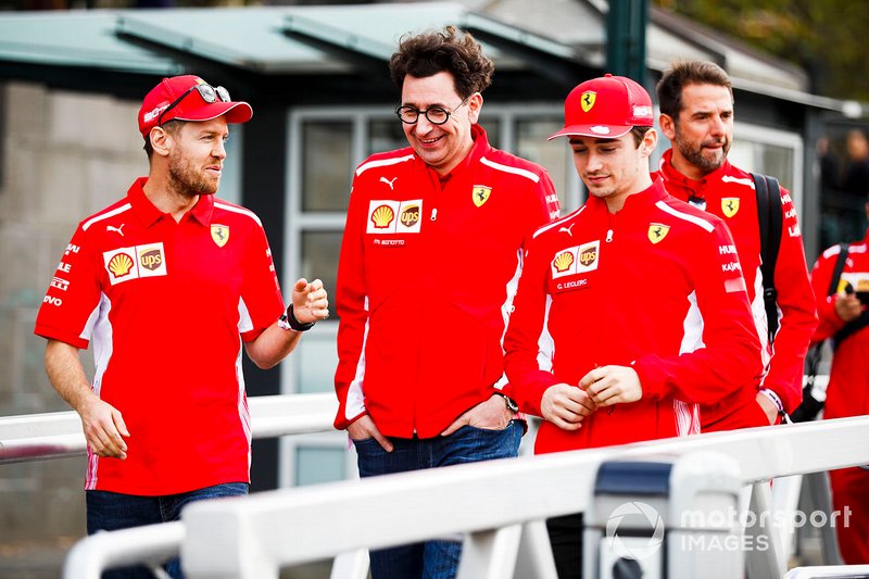 Sebastian Vettel, Ferrari, Mattia Binotto, Team Principal Ferrari e Charles Leclerc, Ferrari, si dirigono verso l'evento a Federation Square